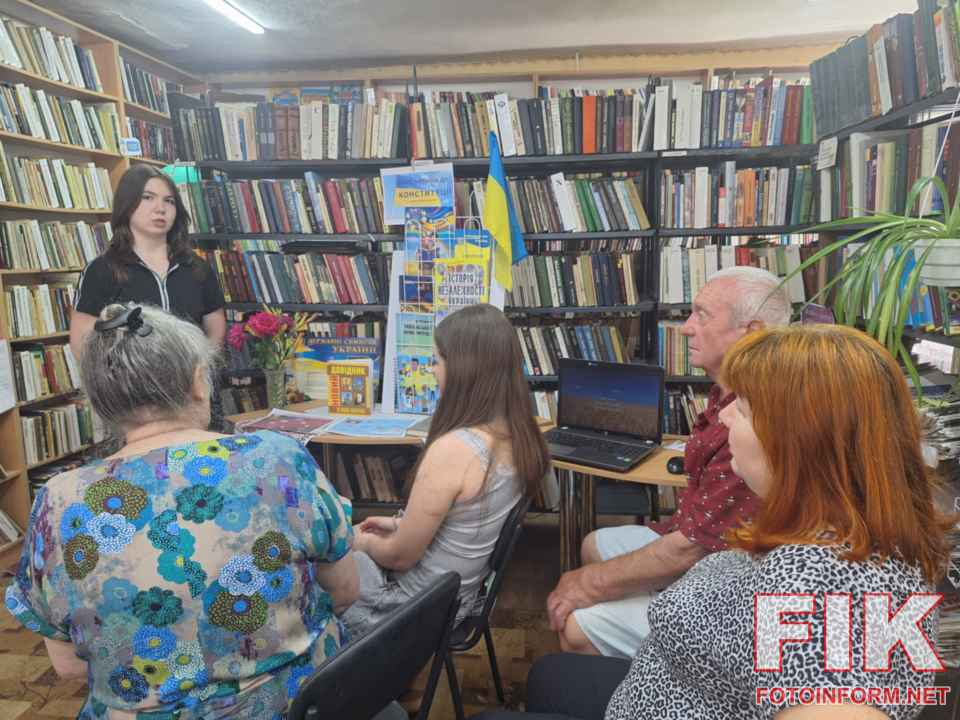Молодь та відвідувачі бібліотеки №10 під час історичного хронографа до Дня Конституції України