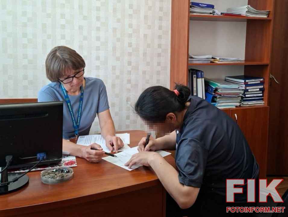 Паспорт громадянина Узбекистану та бланки міграційної служби України на стол