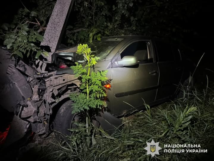 Розбитий автомобіль Renault Megane після зіткнення з бетонним стовпом у Кропивницькому.