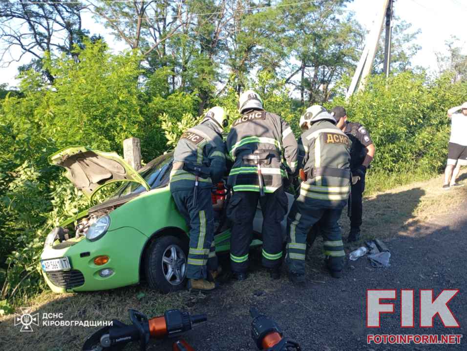 Понівечений автомобіль після зіткнення двох легковиків у ДТП на Кіровоградщині поблизу села Веселе