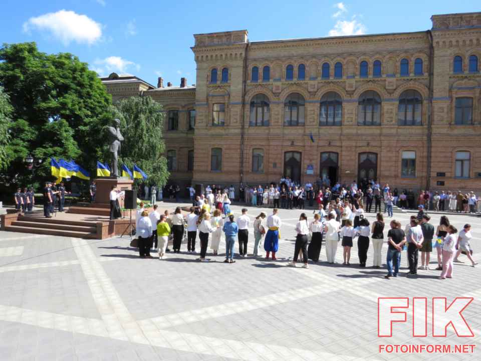 Урочистості до 30-річчя Конституції України біля пам’ятника Володимиру Винниченку в Кропивницькому