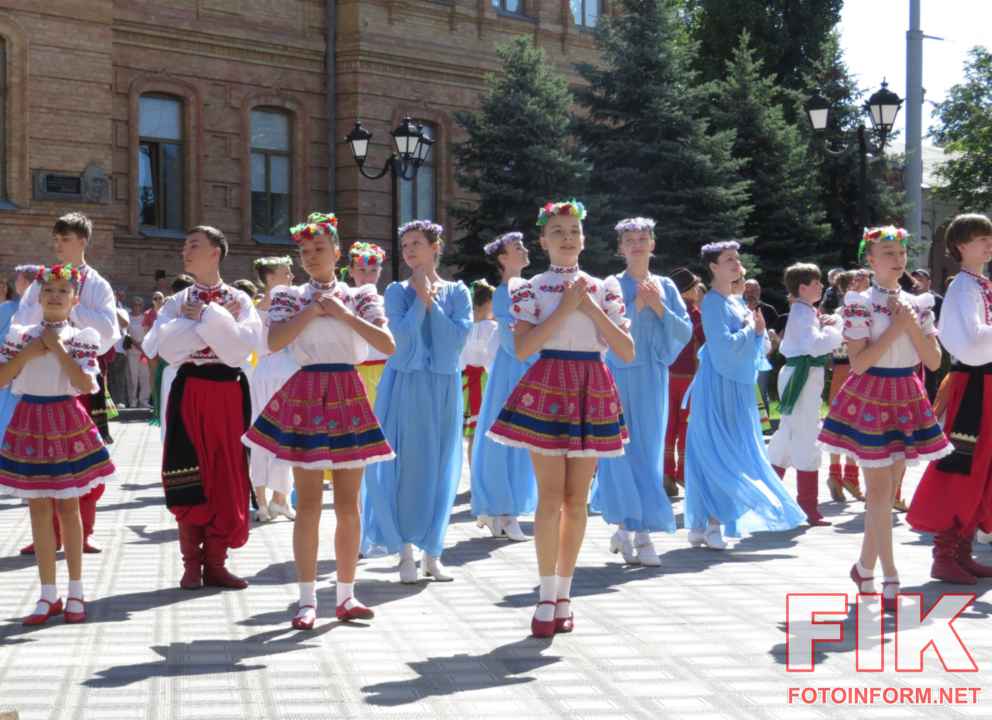 Урочистості до 30-річчя Конституції України біля пам’ятника Володимиру Винниченку в Кропивницькому
