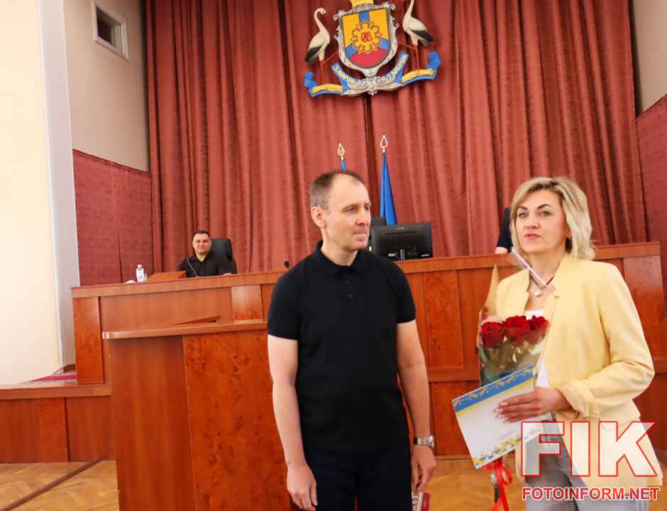 Голова Відділення НОК Вадим Бебко нагороджує Анну Ніжнікову на сесії міськради Кропивницького за історичне досягнення ліцею Арт Плюс.