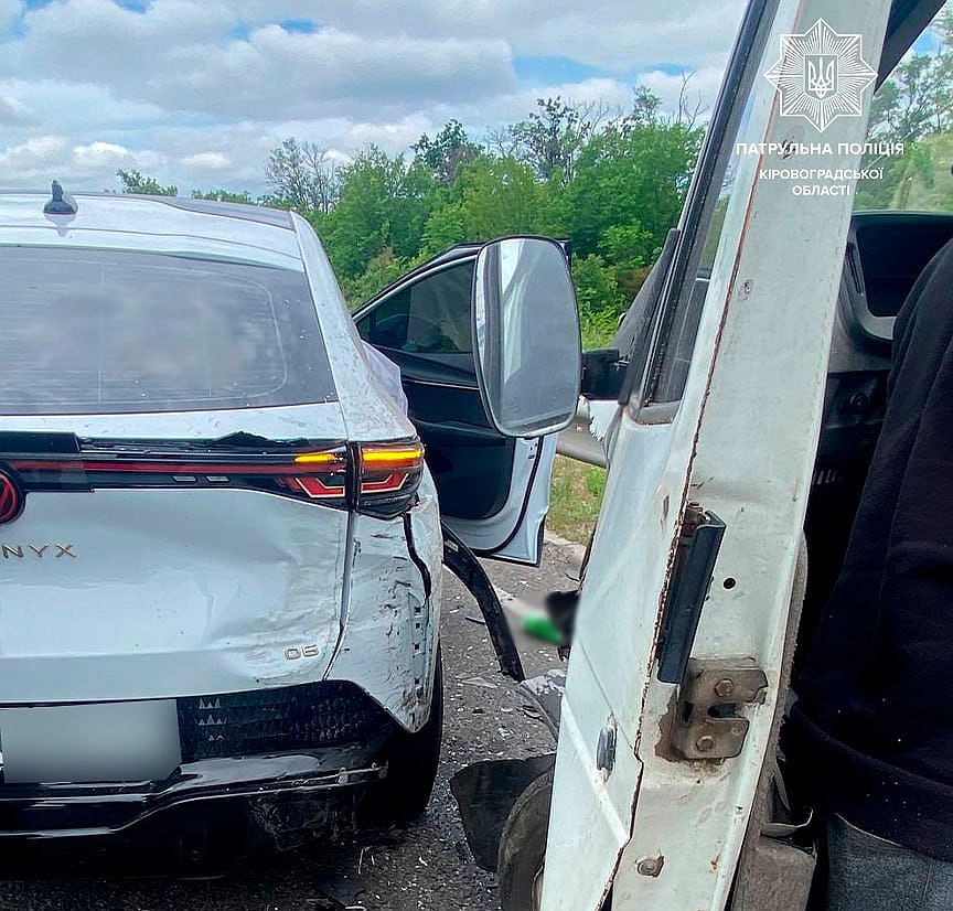 Під Кропивницьким ГАЗ врізався у електрокар Volkswagen та Kia