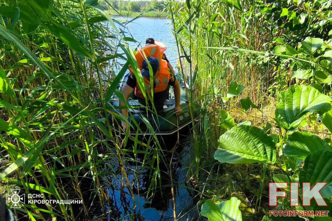 Рятувальний човен ДСНС на воді під час проведення пошуково-рятувальних робіт на Блакитних озерах у селі Павлівка Кіровоградської області.
