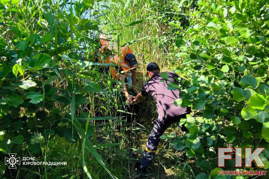 Рятувальний човен ДСНС на воді під час проведення пошуково-рятувальних робіт на Блакитних озерах у селі Павлівка Кіровоградської області.
