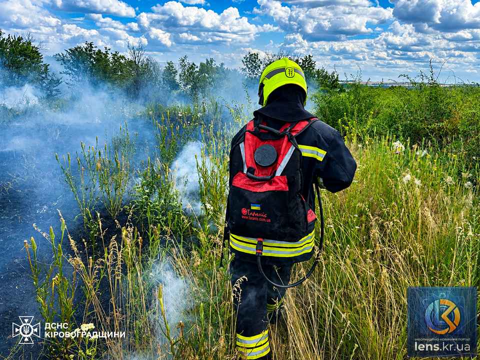 Рятувальники ДСНС Кіровоградської області ліквідують пожежу сухої трави та чагарників