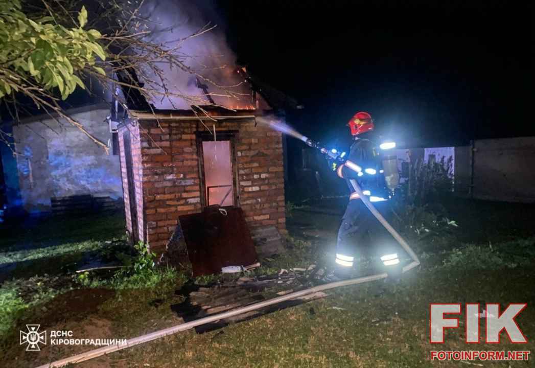 Рятувальники ДСНС Кіровоградщини ліквідовують пожежу в приватному секторі.