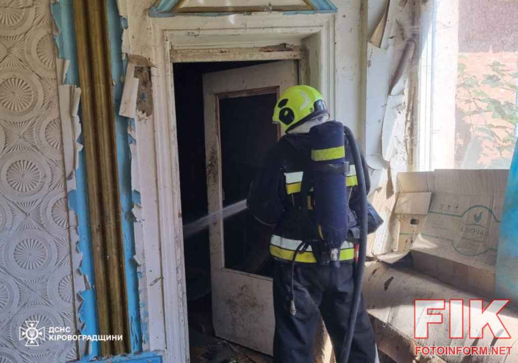Рятувальники ДСНС Кіровоградщини ліквідовують пожежу в приватному секторі.