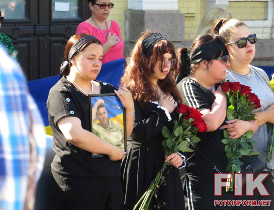 Церемонія прощання із загиблими воїнами ЗСУ на площі Героїв Майдану у Кропивницькому
