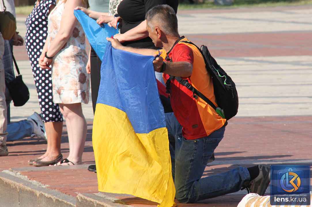 Мешканці Кропивницького стоять на колінах під час хвилини мовчання біля площі Героїв Майдану, прощаючись із Андрієм Фришком та Олександром Ходаковським.