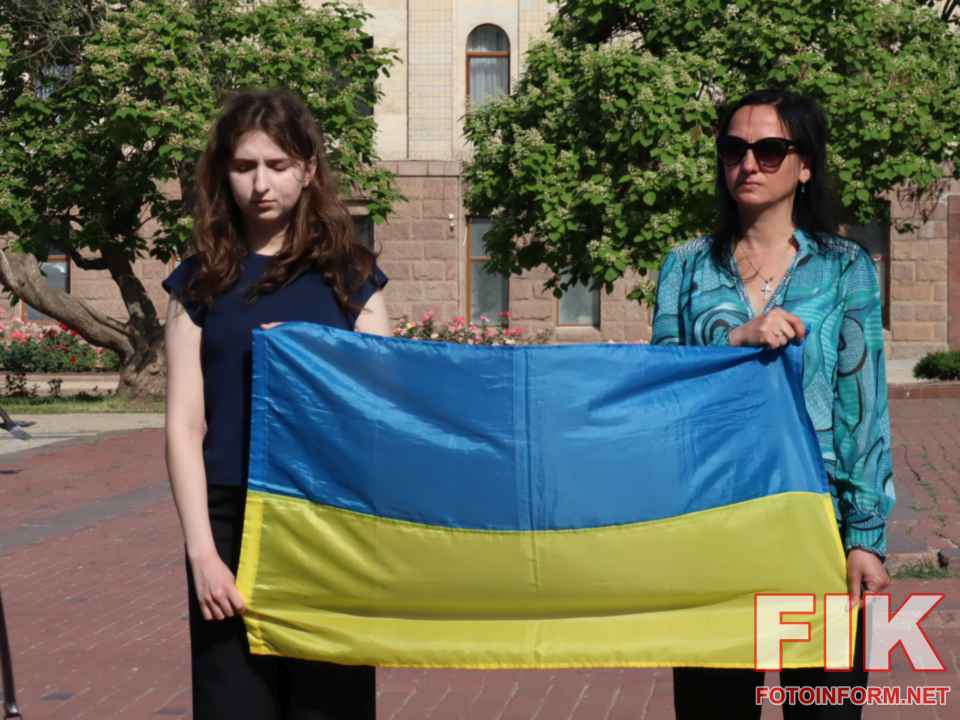 Жителі Кропивницького на колінах зустрічають траурний кортеж із загиблими воїнами ЗСУ, 18 червня