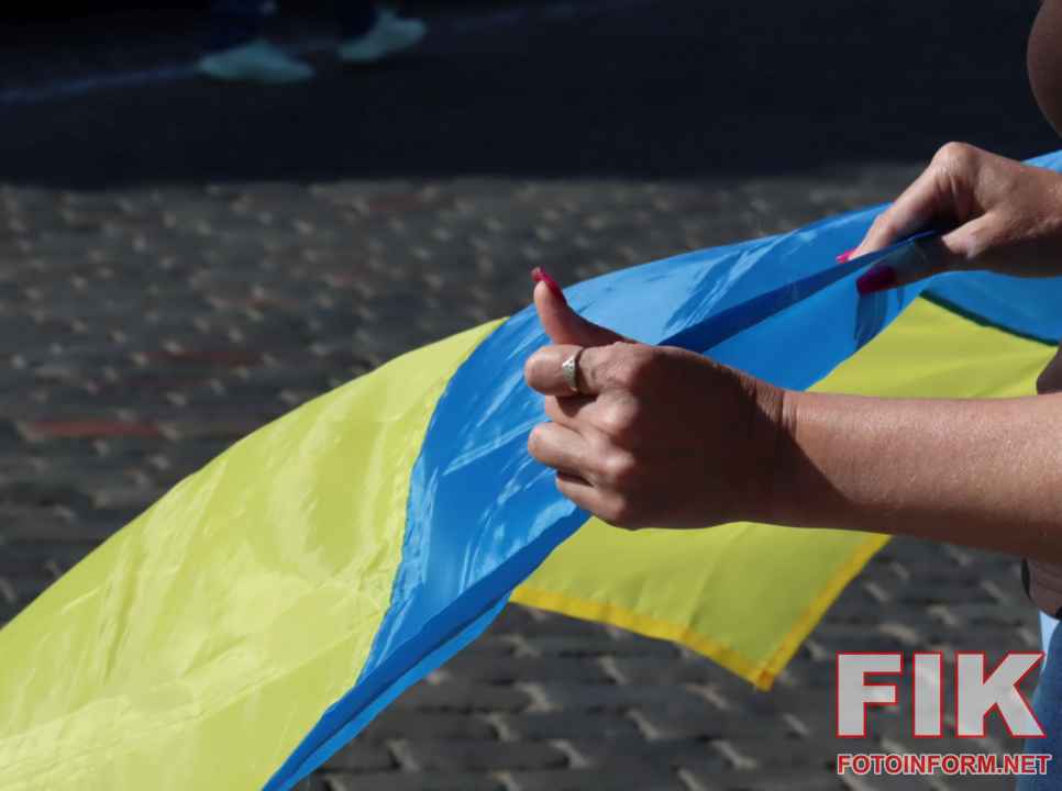 Жителі Кропивницького на колінах зустрічають траурний кортеж із загиблими воїнами ЗСУ, 18 червня