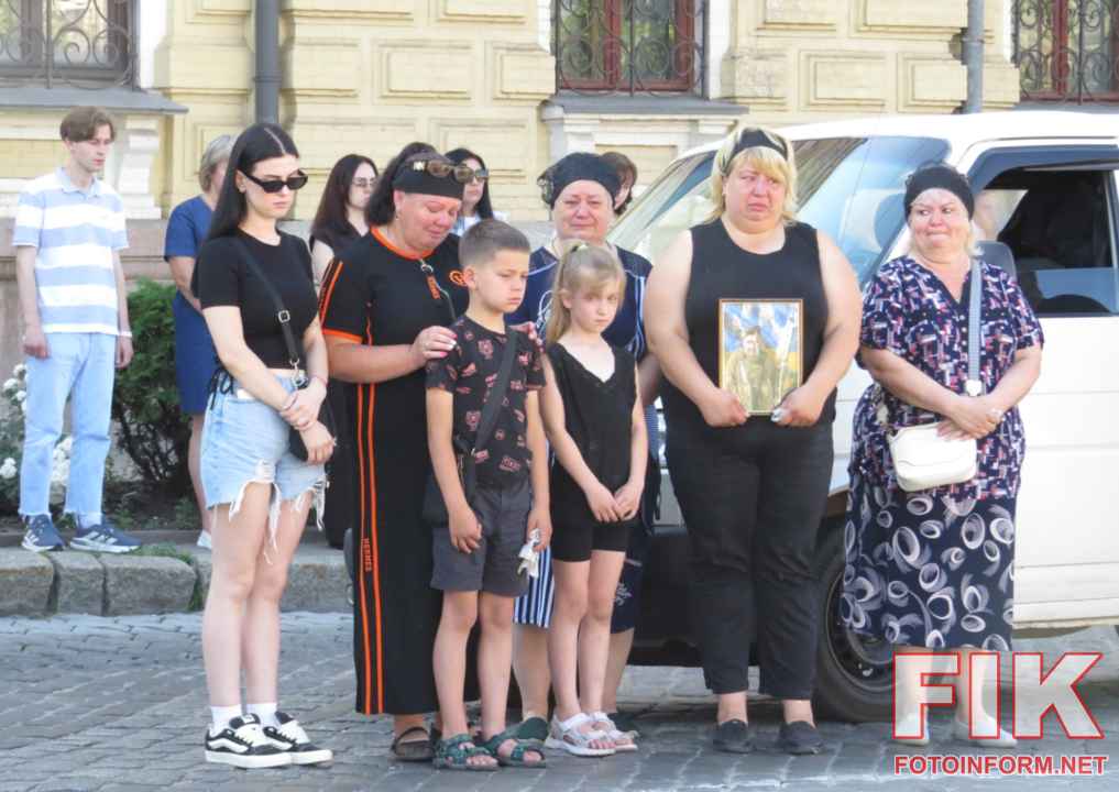 Церемонія прощання із загиблими воїнами ЗСУ на площі Героїв Майдану у Кропивницькому
