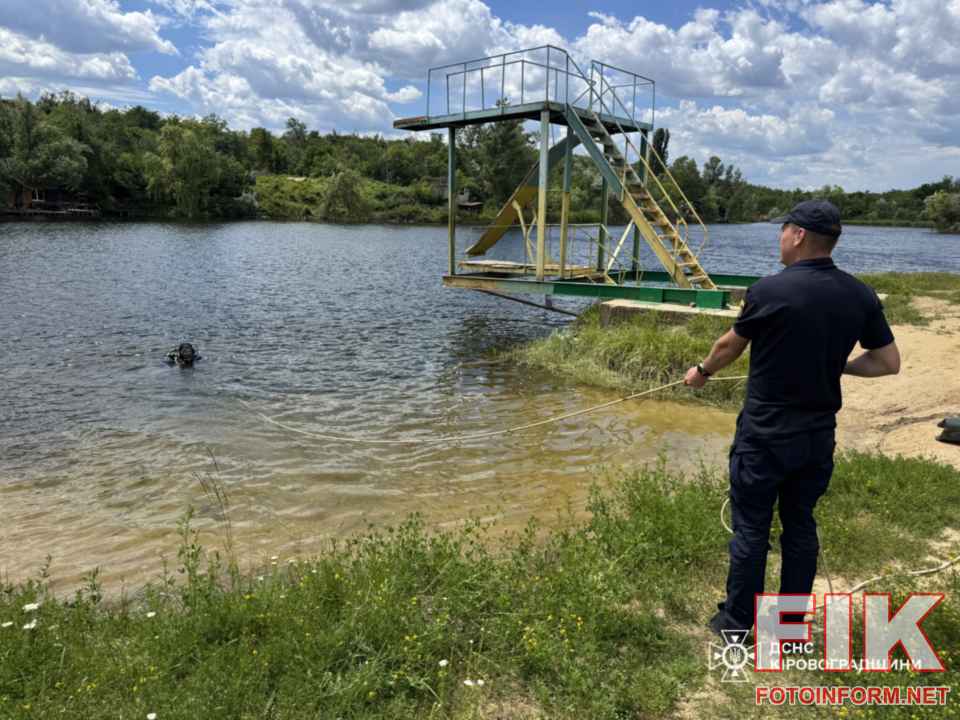 Водолаз ДСНС проводить обстеження та очищення підводної частини водойми на Кіровоградщині перед початком купального сезону.