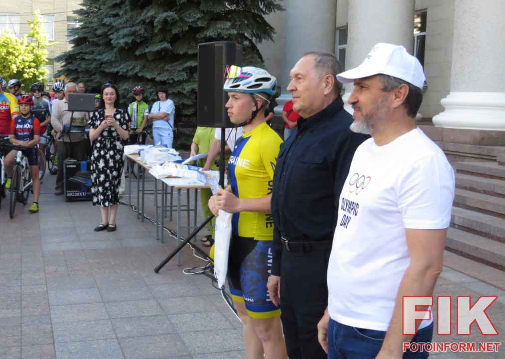 Вручення сертифікатів та подарунків від НОК України спортивним сім'ям та учасникам Олімпійського дня у Кропивницькому