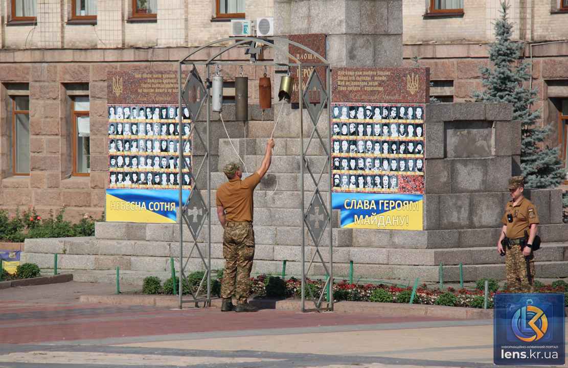 Жителі Кропивницького на колінах зустрічають траурний кортеж із загиблими воїнами ЗСУ.