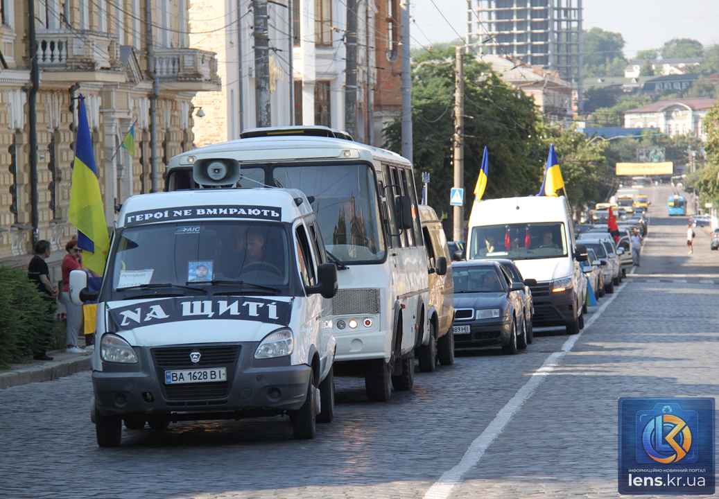 Жителі Кропивницького на колінах зустрічають траурний кортеж із загиблими воїнами ЗСУ.