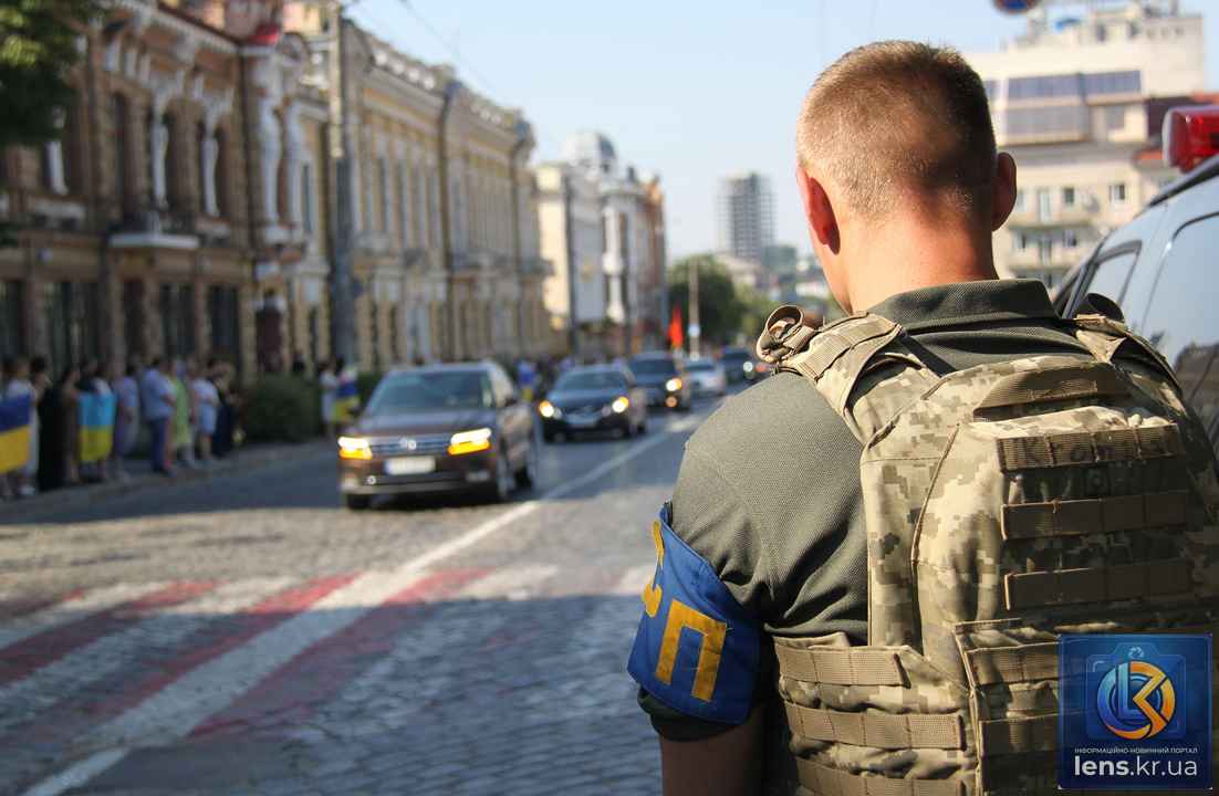Жителі Кропивницького на колінах зустрічають траурний кортеж із загиблими воїнами ЗСУ.