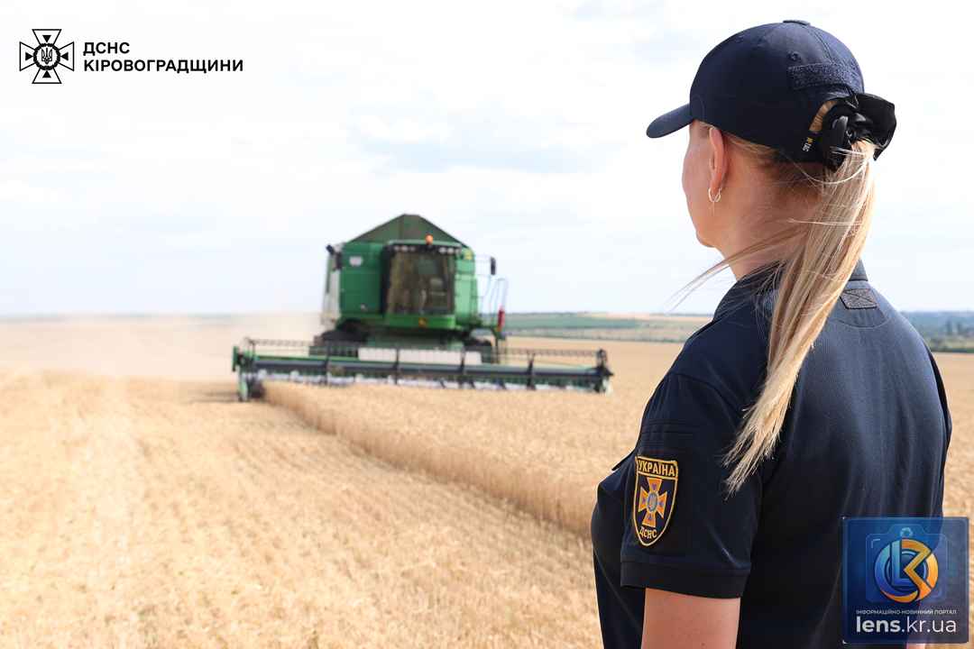 безпека жнив на Кіровоградщині Інспектори ДСНС перевіряють вогнегасники на комбайні під час жнив у Кетрисанівській громаді Кіровоградської області.