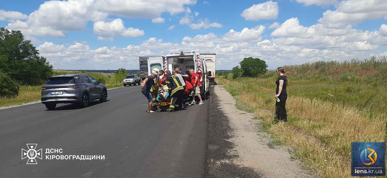 Рятувальники ДСНС ліквідують наслідки ДТП на Кіровоградщині біля села Шляхове, де перекинувся бензовоз і постраждав водій.