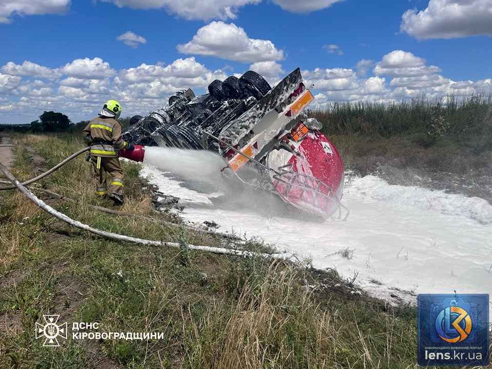 Рятувальники ДСНС ліквідують наслідки ДТП на Кіровоградщині біля села Шляхове, де перекинувся бензовоз і постраждав водій.
