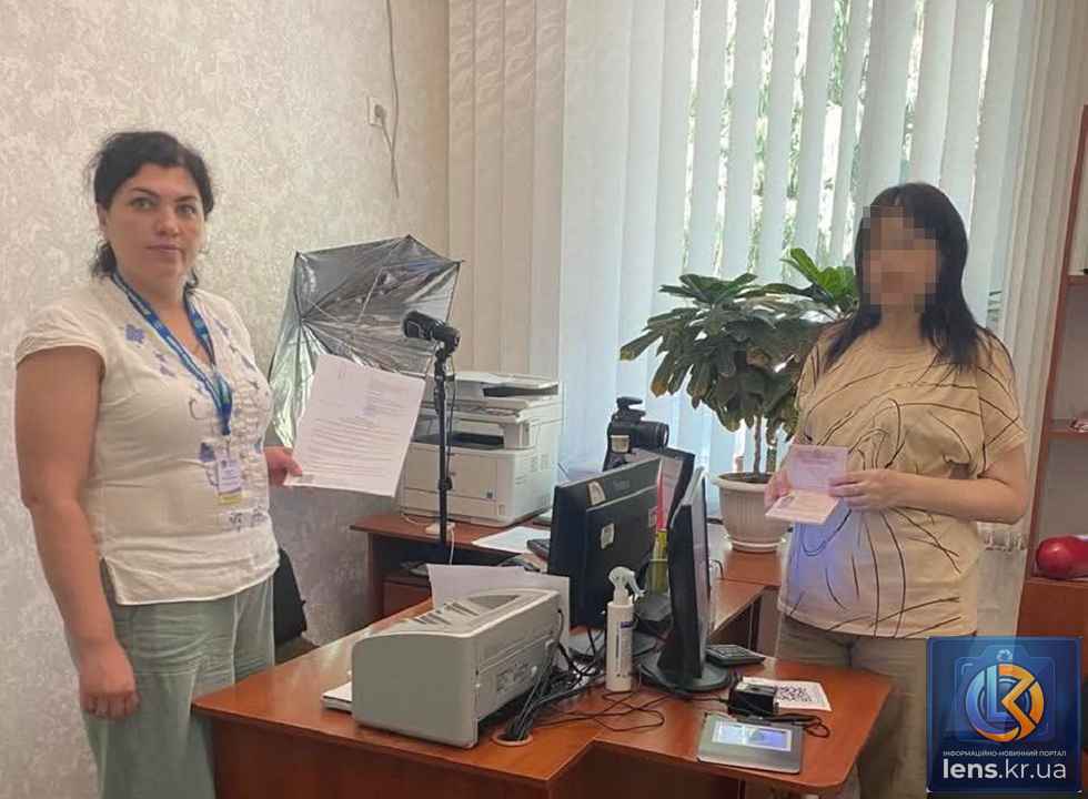Робоче місце інспектора міграційної служби, штамп про виїзд у паспорті або адмінпротокол ДМС.