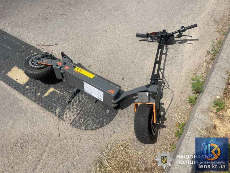Електросамокат лежить на асфальті, поліція на місці аварії у Кропивницькому, де госпіталізували двох підлітків 2012 року народження