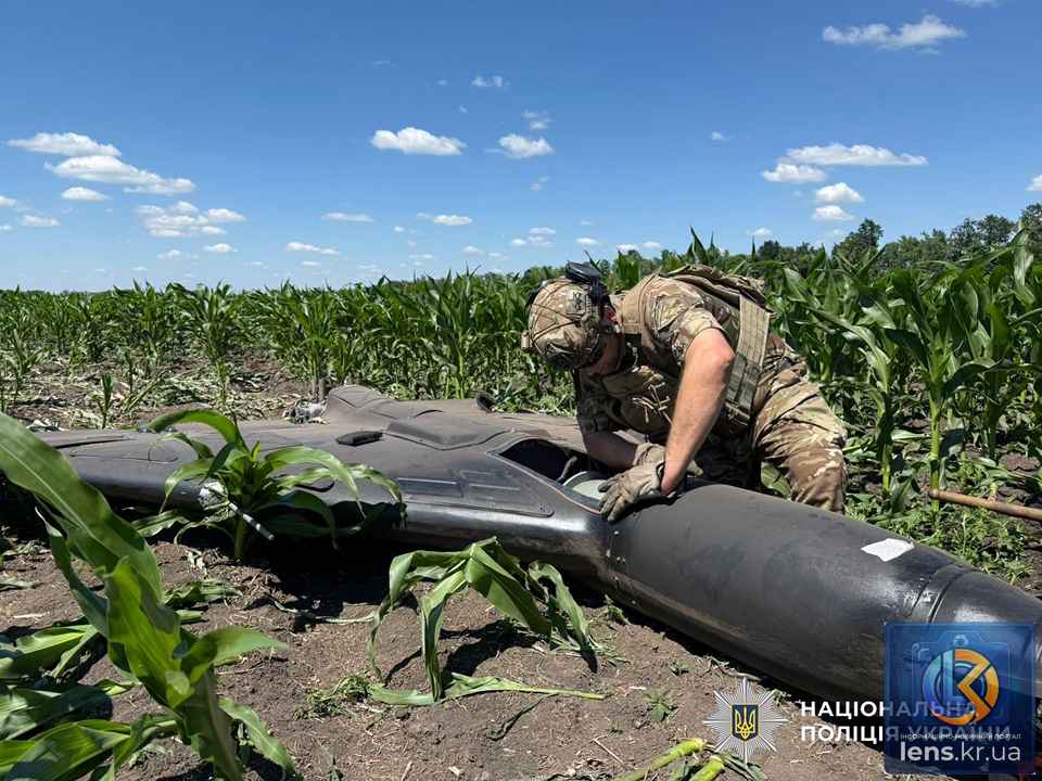 Контрольоване знищення вибухотехніками бойової частини російського безпілотника вагою понад 50 кілограмів у Кіровоградській області.