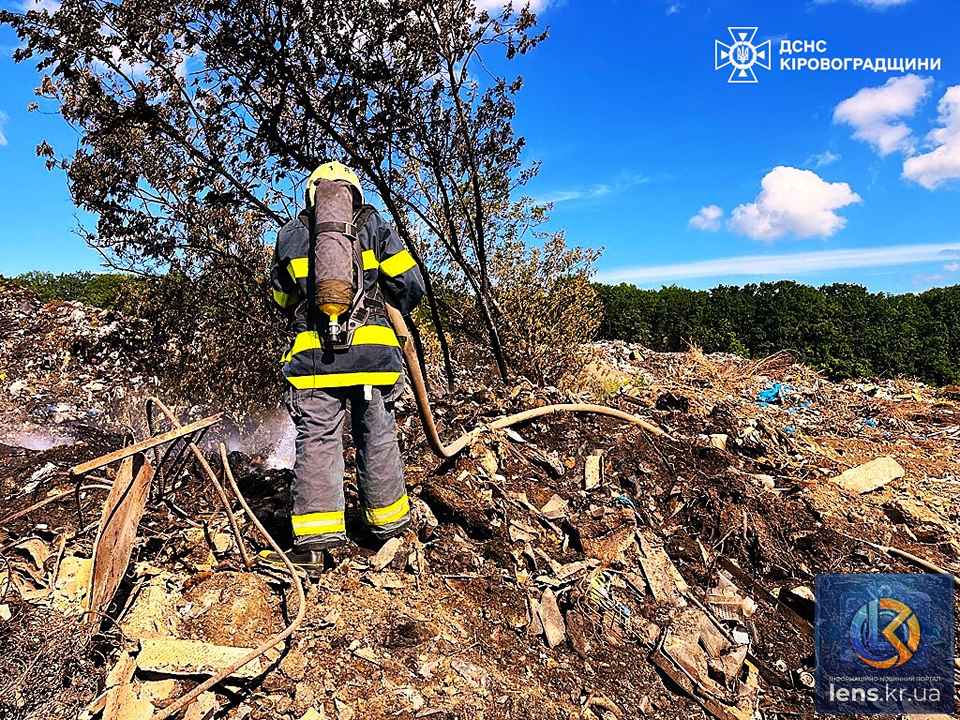 Рятувальники ДСНС Кіровоградської області ліквідують пожежу