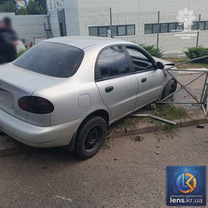Пошкоджений автомобіль Daewoo Lanos після наїзду на дорожній паркан по вулиці Вокзальній у Кропивницькому, на місці працює патрульна поліція.
