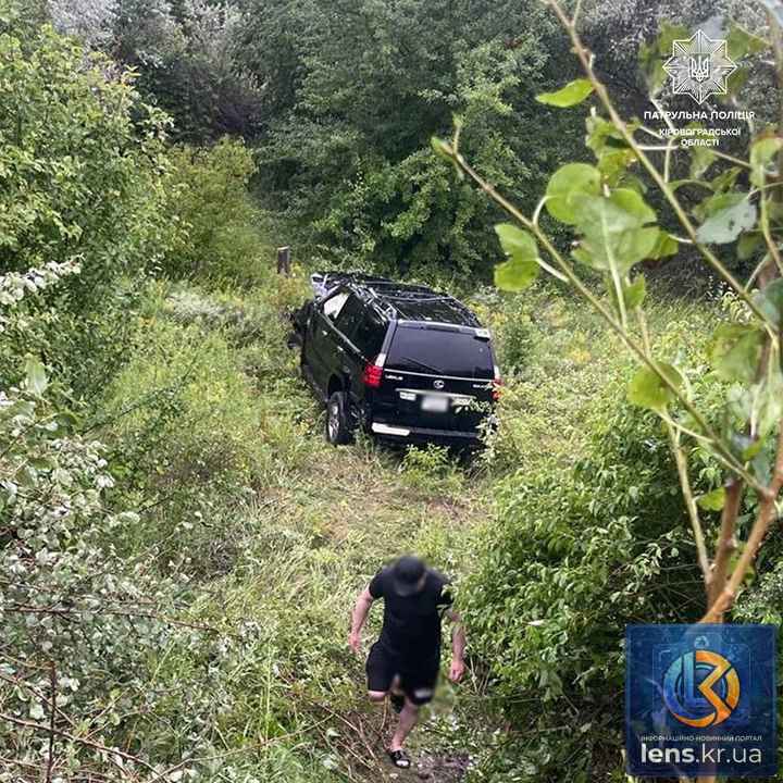 Наслідки масштабної ДТП у Кропивницькому районі: пошкоджений автомобіль Lexus GX у кюветі біля знесеного стовпа, на місці працює поліція.