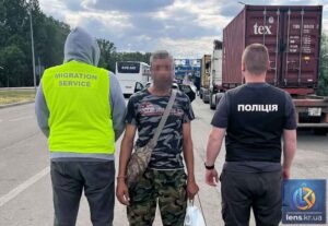 Депортація під конвоєм: на Кіровоградщині покарали іноземця-нелегала