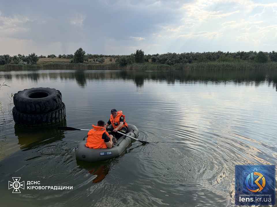 Човен рятувальників ДСНС та водолазне спорядження на березі ставка під час пошукових робіт на Кіровоградщин