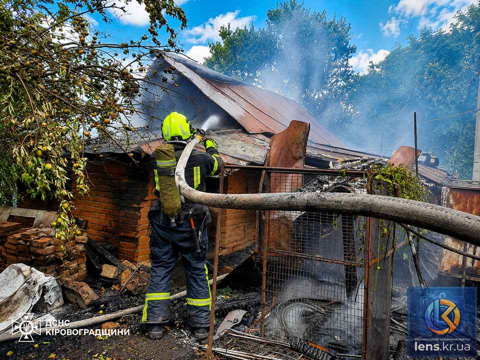 рятувальники ГУ ДСНС у Кіровоградській області на місці ліквідації нічної пожежі