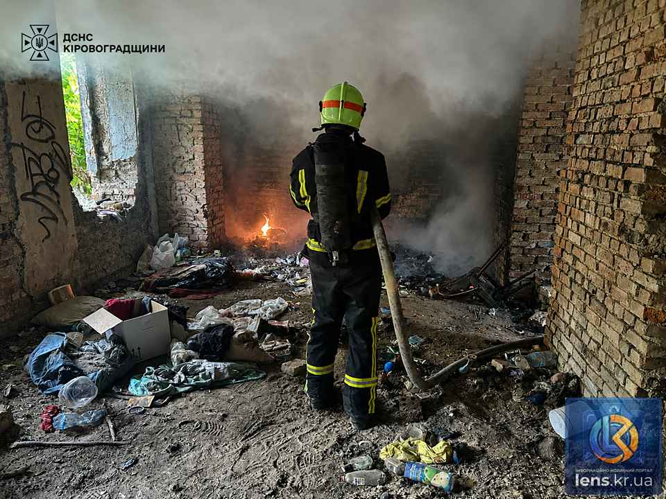 Рятувальники ліквідовують пожежі в Кропивницькому районі