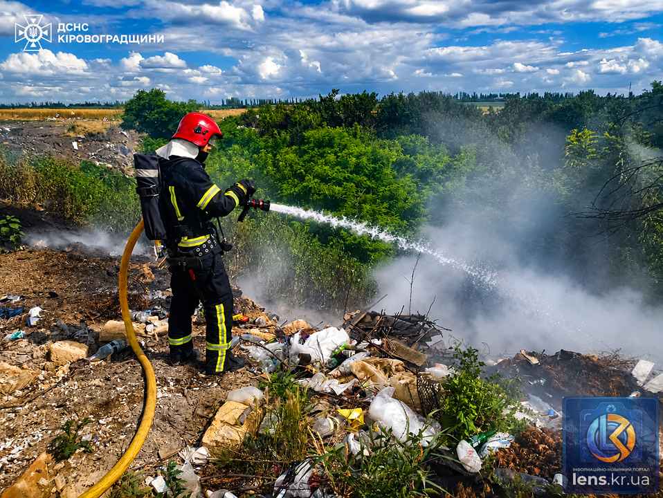 Пожежники ДСНС України ліквідують наслідки масштабної пожежі на Кіровоградщині, гасіння вогню.