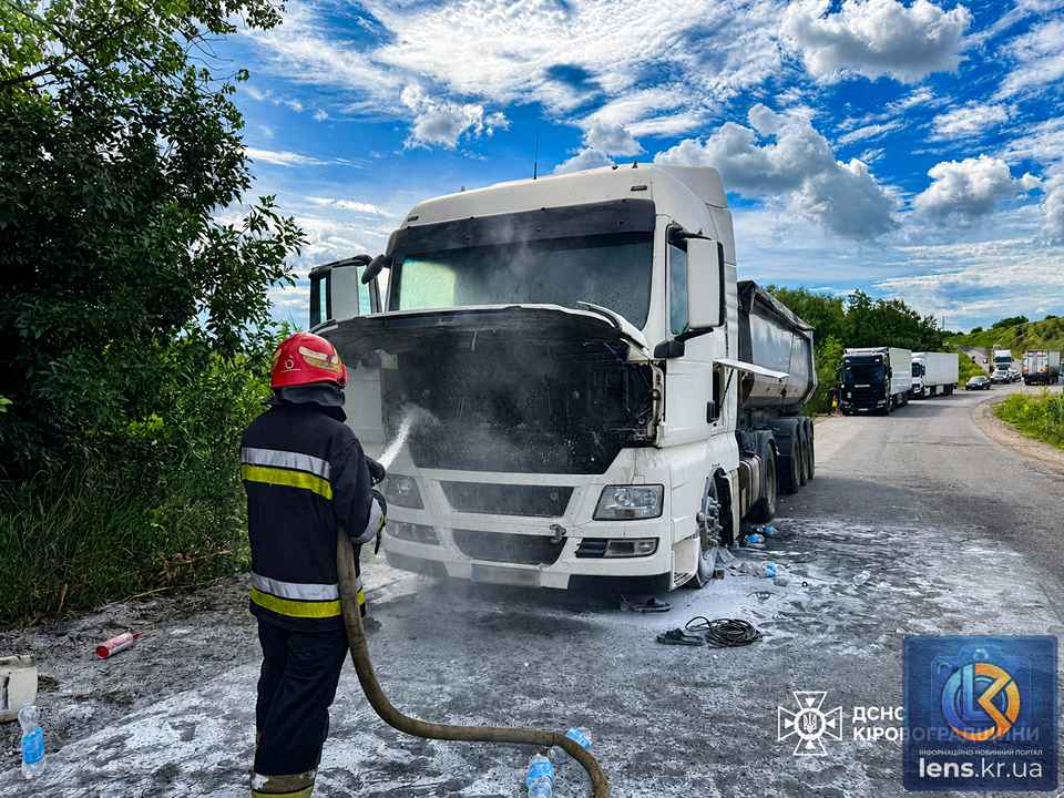 Загашений моторний відсік вантажного автомобіля MAN на об'їзній дорозі Кропивницького.