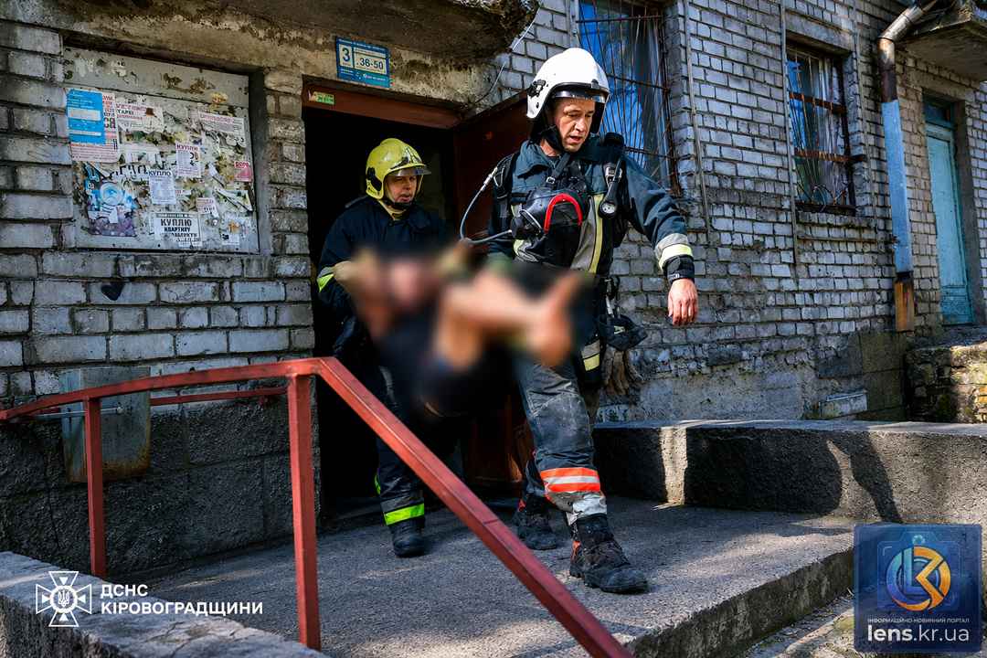 Рятувальники ДСНС України евакуюють постраждалого під час ліквідації пожежі у житловому секторі.