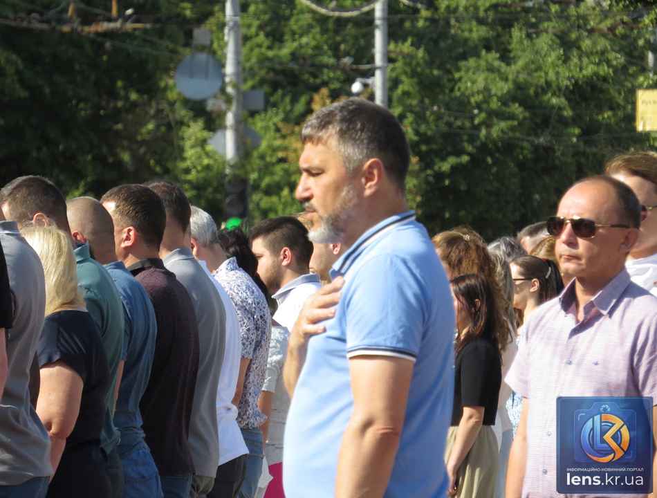 Траурний кортеж та хвилина мовчання під час церемонії прощання із загиблими військовими Сергієм Правилом, Володимиром Редькою та Максимом Жукаріним у Кропивницькому.