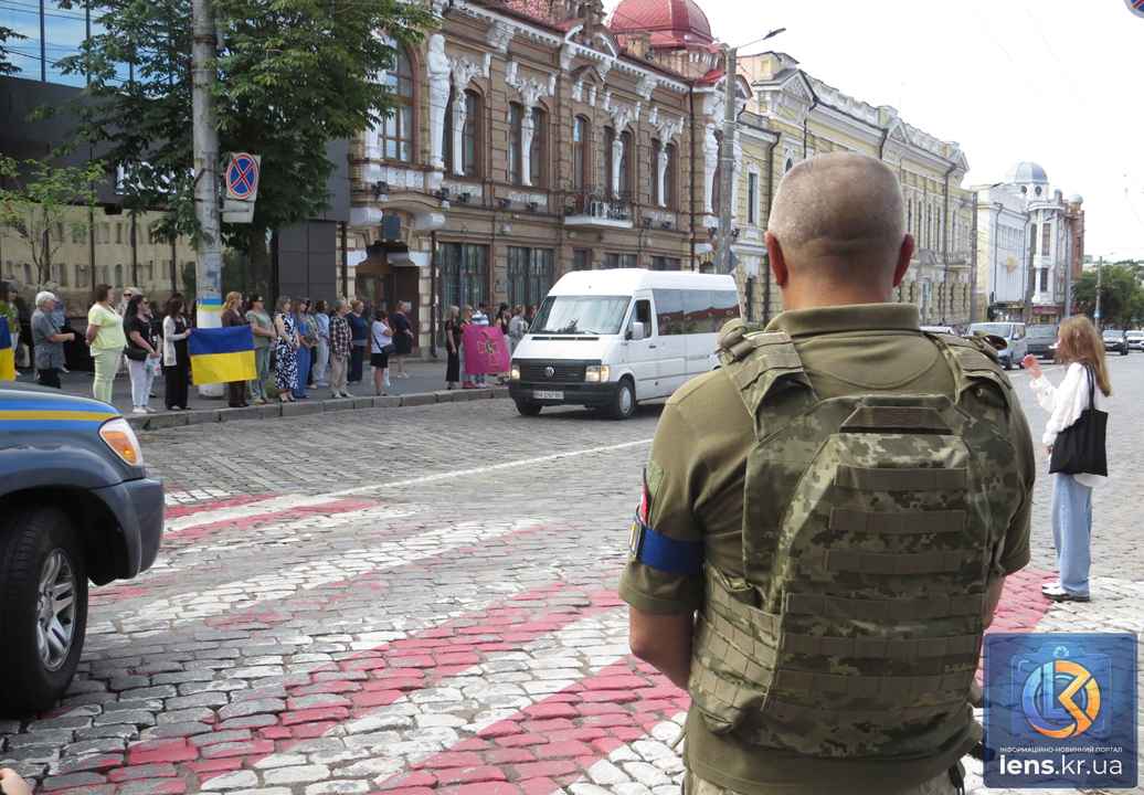 Траурний кортеж та прощання із загиблим захисником Володимиром Пастуховим біля площі Героїв Майдану в Кропивницькому.