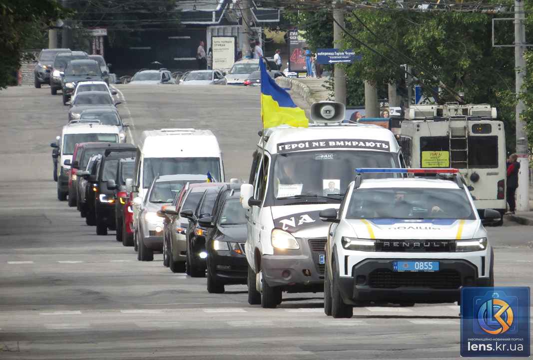 Траурний кортеж та прощання із загиблим захисником Володимиром Пастуховим біля площі Героїв Майдану в Кропивницькому.