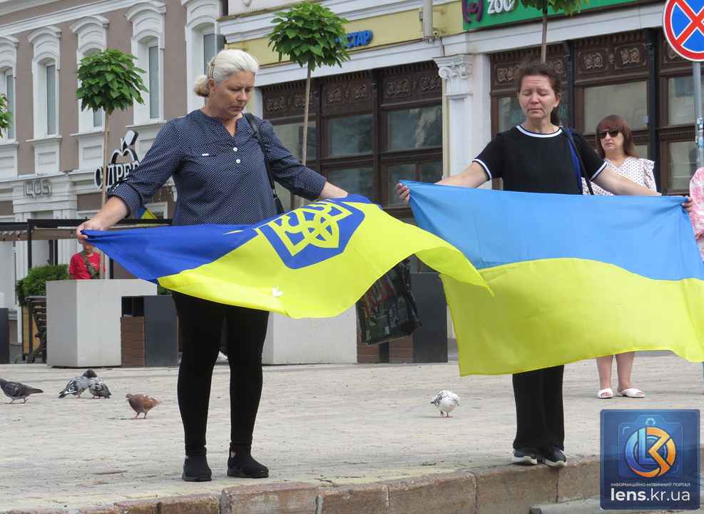 Траурний кортеж та прощання із загиблим захисником Володимиром Пастуховим біля площі Героїв Майдану в Кропивницькому.