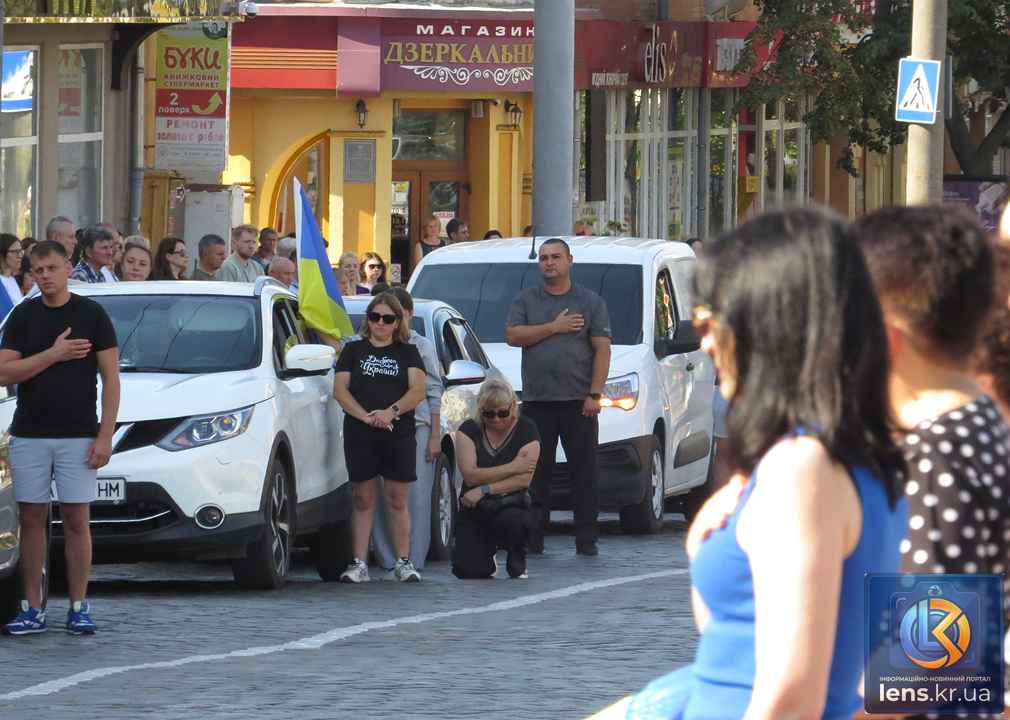 Жалобна церемонія прощання з Русланом Берестом та Владиславом Березою на площі Героїв Майдану у Кропивницькому, люди тримають прапори України та квіти.