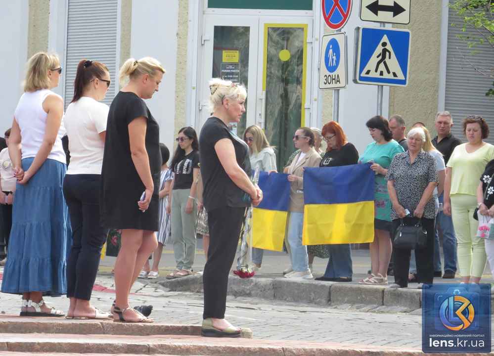 Траурний кортеж та прощання із загиблим захисником Володимиром Пастуховим біля площі Героїв Майдану в Кропивницькому.