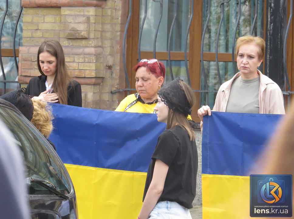 Траурний кортеж та прощання із загиблим захисником Володимиром Пастуховим біля площі Героїв Майдану в Кропивницькому.