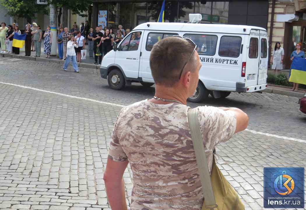 Траурний кортеж та прощання із загиблим захисником Володимиром Пастуховим біля площі Героїв Майдану в Кропивницькому.