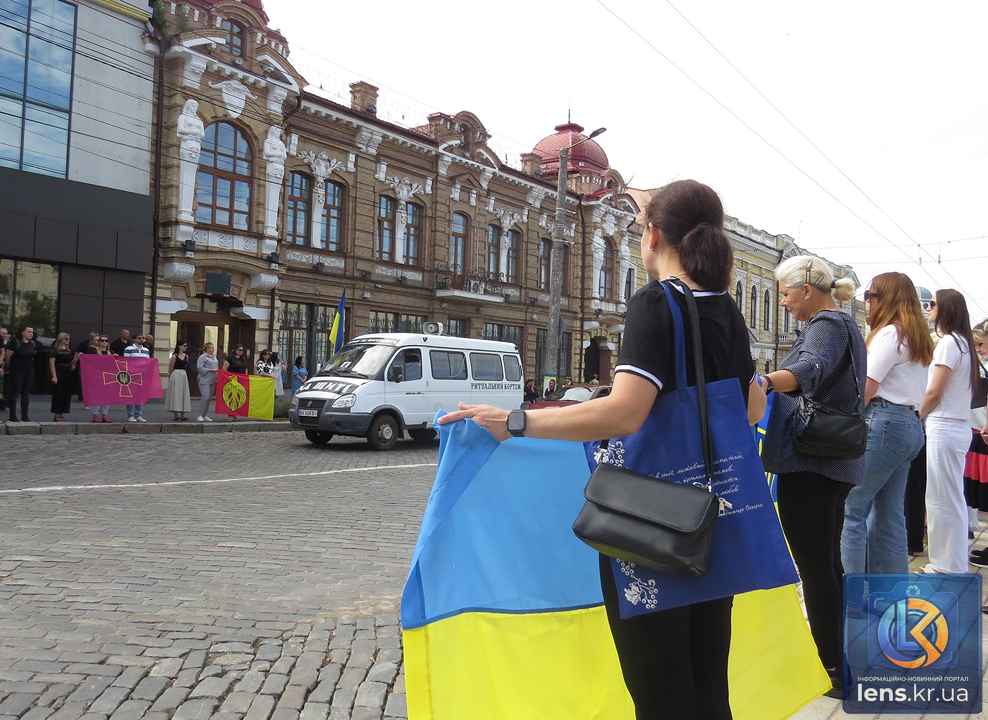 Траурний кортеж та прощання із загиблим захисником Володимиром Пастуховим біля площі Героїв Майдану в Кропивницькому.