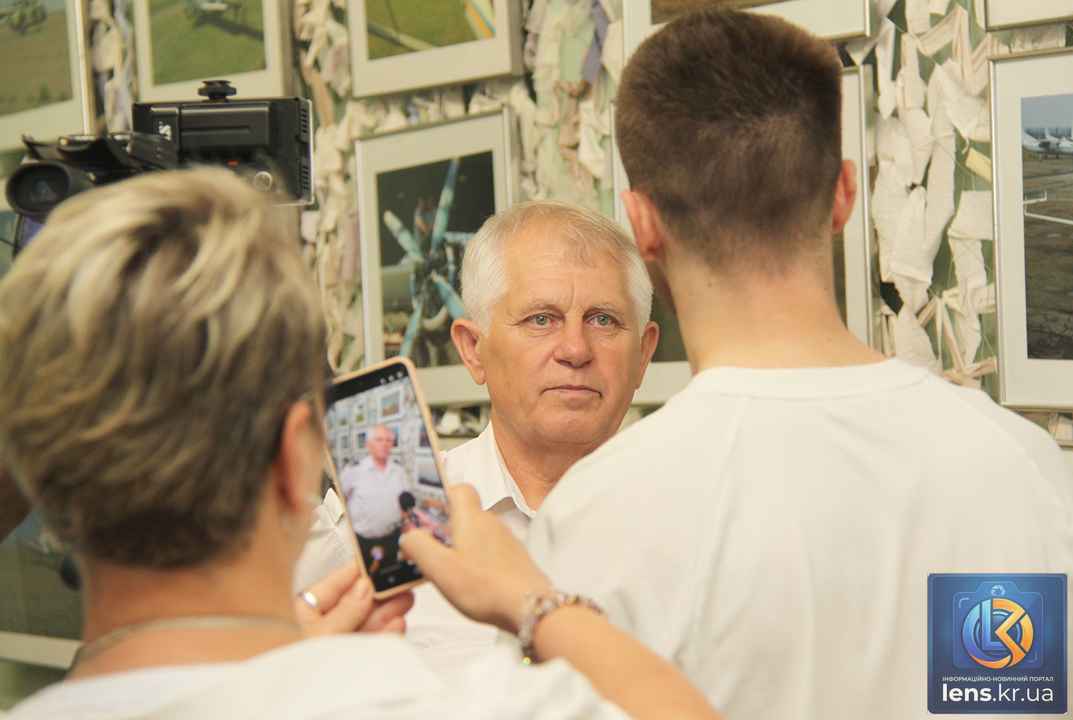 Експозиція фотовиставки «Авіація: дорога в небо починається з землі» автора Івана Рихлицького у Музеї мистецтв.