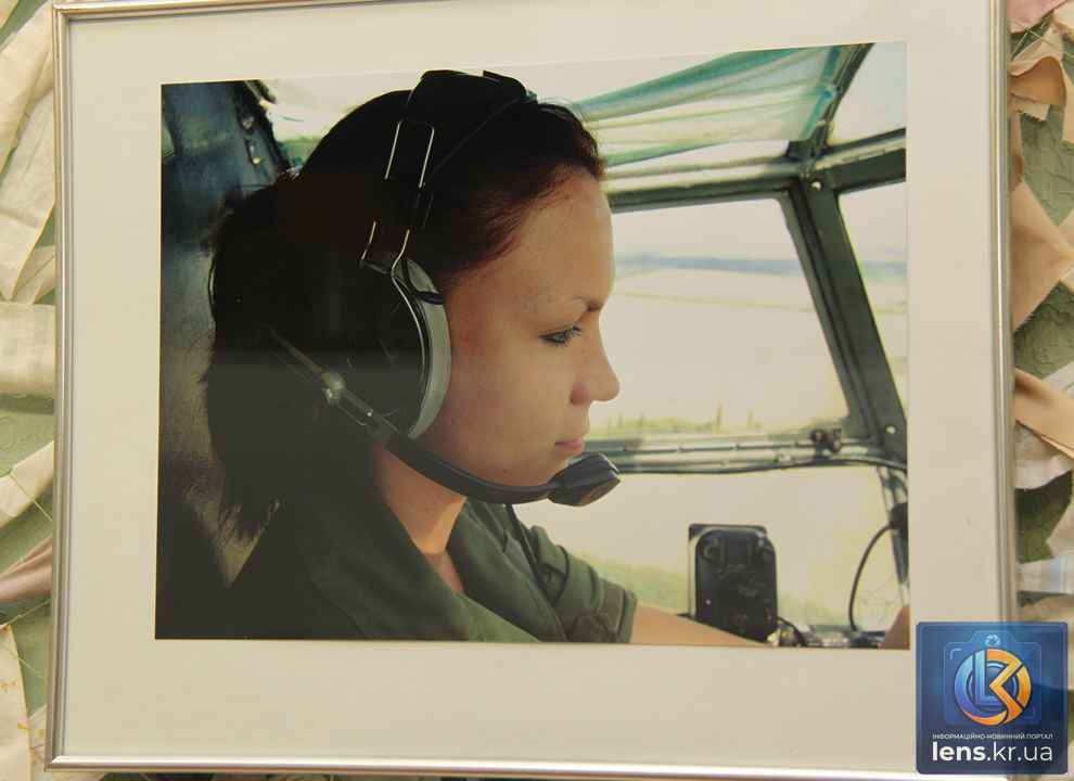 Експозиція фотовиставки «Авіація: дорога в небо починається з землі» автора Івана Рихлицького у Музеї мистецтв.